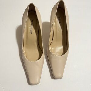 Karen Scott Women's Cream Pumps